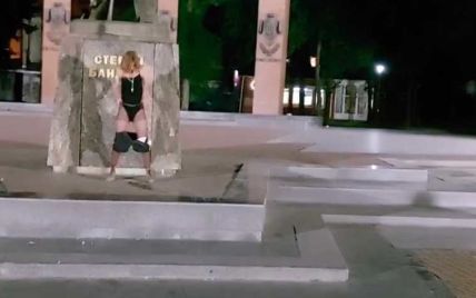 Зняла труси і провокативно осквернила: у Львові дівчина сходила до туалету під пам'ятник Бандері
