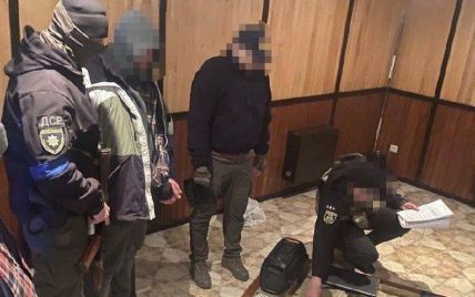 У Бучі поліція затримала мародерів, які, ймовірно, співпрацювали з російськими вбивцями: фото