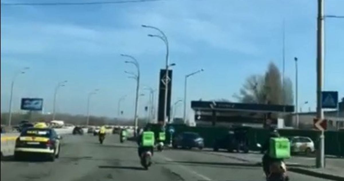 Гонку кур'єрів UberEats і Glovo! на скутерах зняли посеред Києва