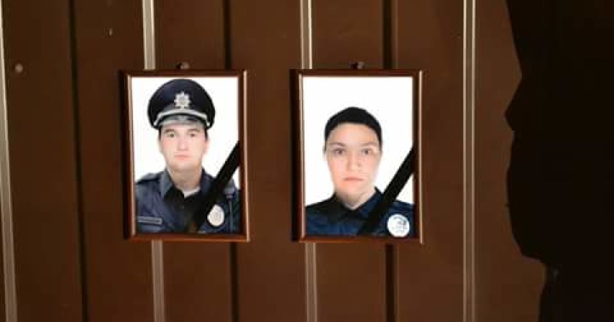 В Днепре несут цветы к управление полиции в память о погибших копах