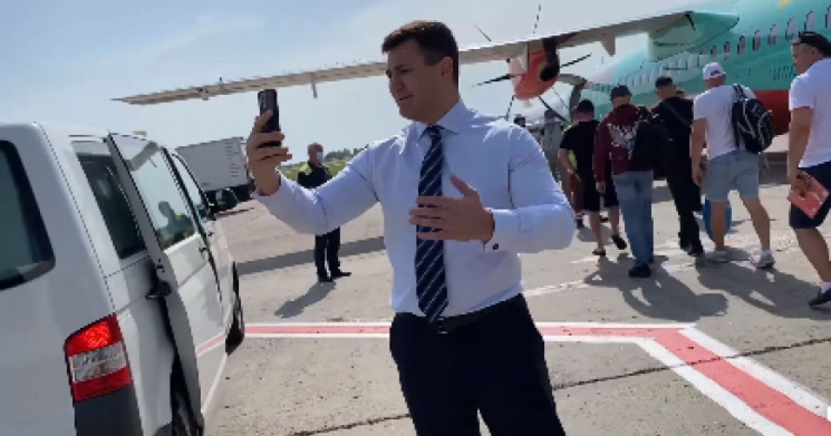 Николай Тищенко задержал рейс из Киева в Ужгород, потому что не мог снять видео с первого дубля