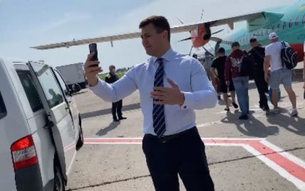 Николай Тищенко задержал рейс из Киева в Ужгород, потому что не мог снять видео с первого дубля