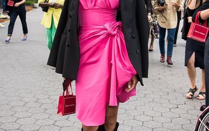 Розовое платье и кружевное мини: два эффектных образа Шанины Шейк на Нью-Йоркской неделе моды