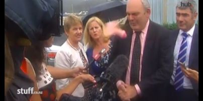 В лицо новозеландского министра попали фаллоимитатором просто во время интервью