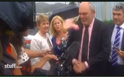 В лицо новозеландского министра попали фаллоимитатором просто во время интервью