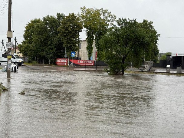 Дожди заливают Львов: под водой — машины, подтопило дома (фото, видео)