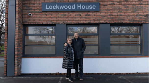 Діана та Роб Парсонси біля Lockwood House / © Роб і Діана Парсонси