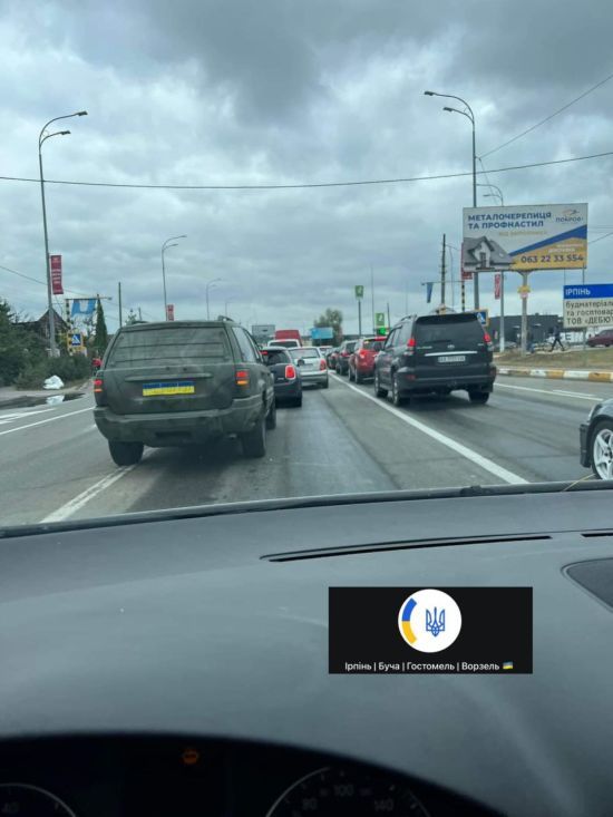 "Їду як хочу, а ви постійте в заторі!": в Ірпені розлючені бездіяльністю поліції біля зруйнованого мосту