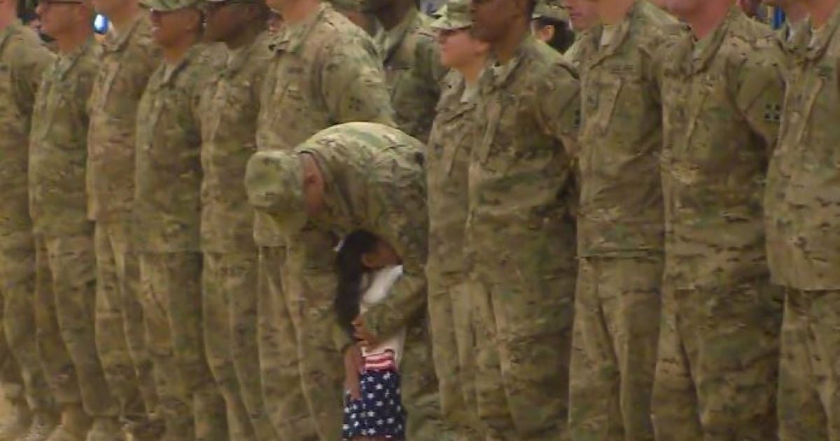 Девочка бросилась на папу с объятиями