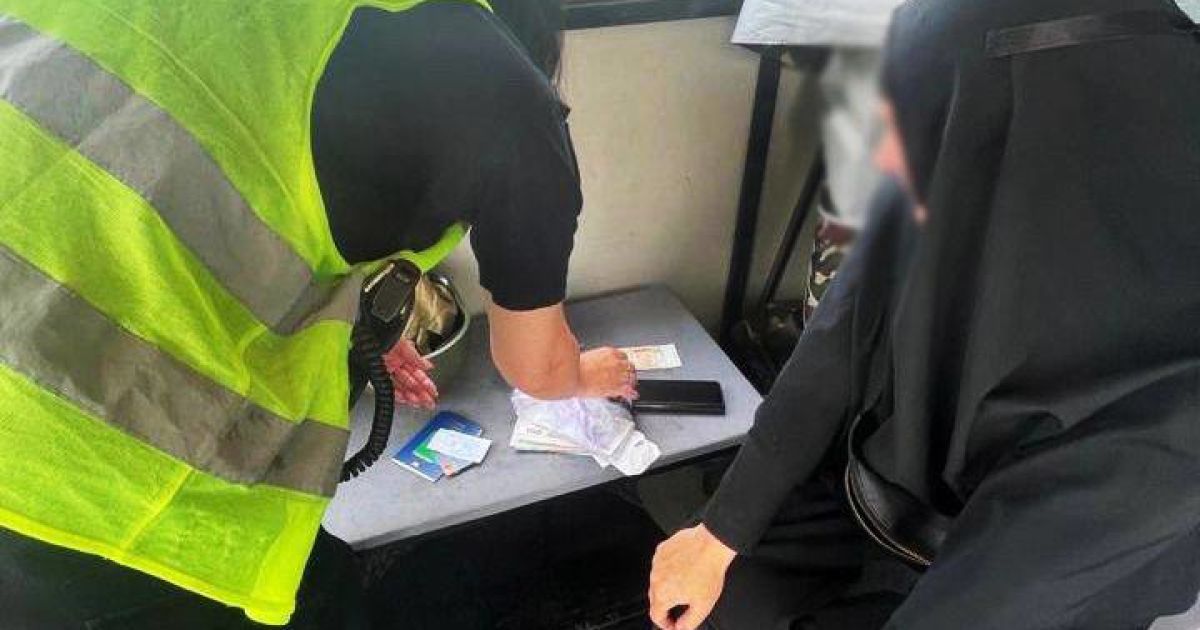 Черницю затримали з пачкою рублів