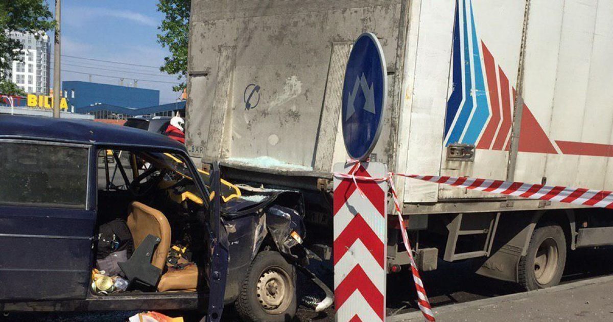 У Києві легковик із двома військовими на швидкості влетів у припарковану вантажівку, є загиблі