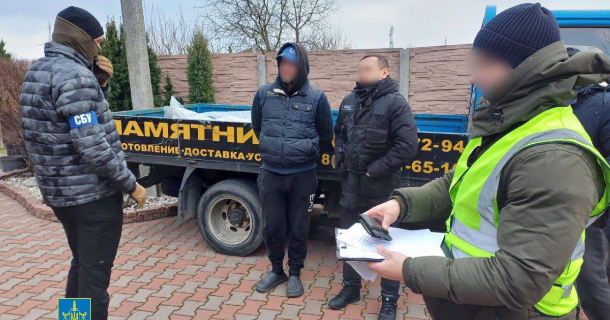Доглядач Жулянського кладовища дозволив за 3 тисячі доларів підзахоронення померлого у чужу могилу / © Прокуратура Києва