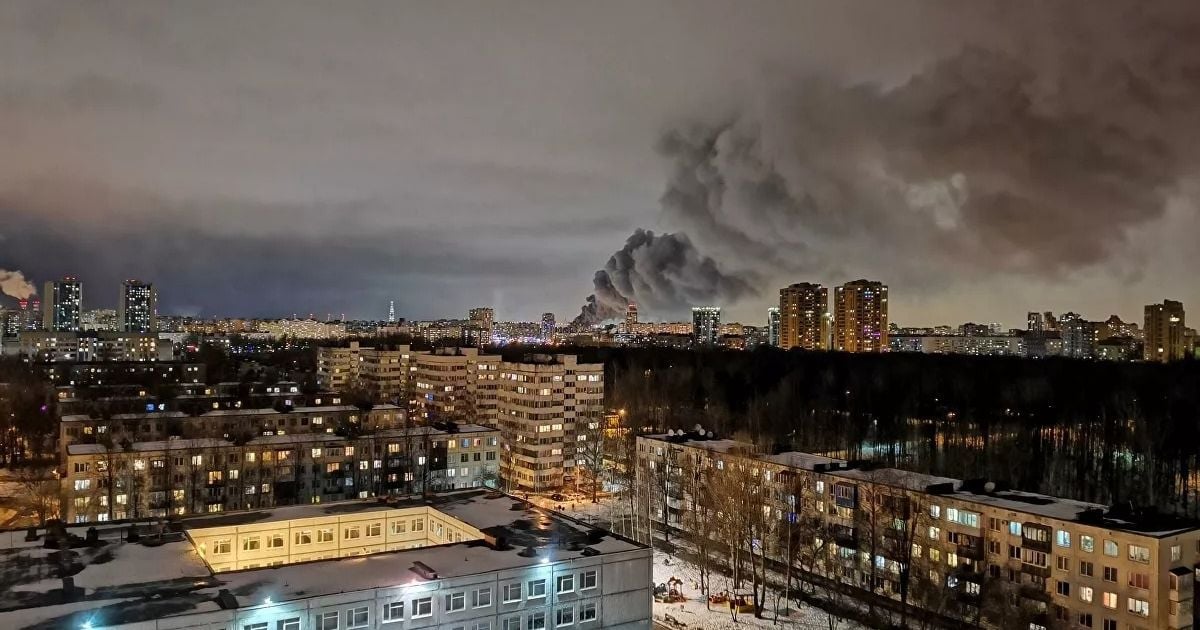 В Санкт-Петербурге сгорел военный корабль "Проворный": в Сети появилось видео с масштабами разрушения