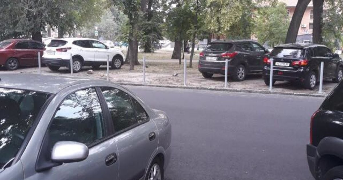 Коммунальщики проучили припарковавшихся на зеленой зоне