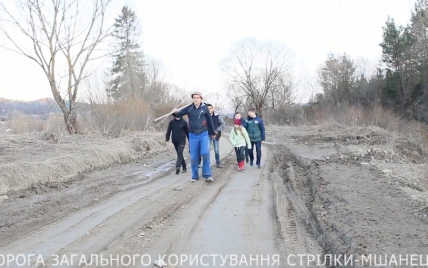 Священик і діти переспівали хіт "Плакала" про знищену дорогу на Львівщині