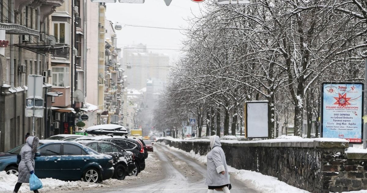Киян попереджають про сильні пориви вітру та ожеледицю