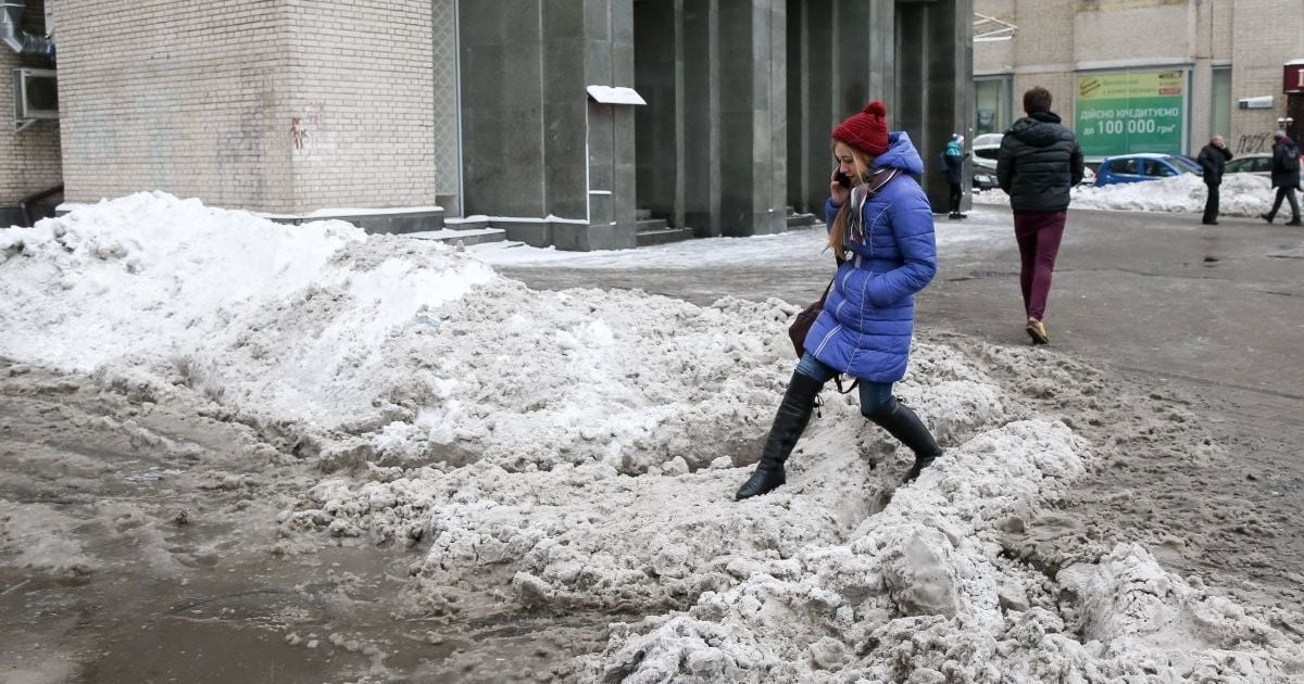 У Києві інспектори оштрафували організації за неприбирання снігу та бурульок на 400 тисяч гривень