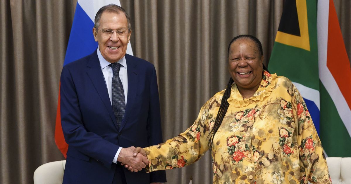 Лавров бродит по Африке, а Путин звонит друзьям: РФ перед годовщиной вторжения хочет избавиться от образа изгоя