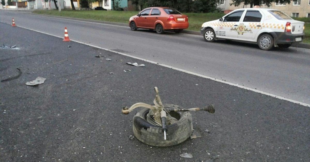 Из-за столкновения с такси, у Audi оторвалось колесо / © Facebook/Varta 1