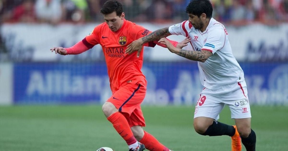 Лео Месси против Эвера Банеги в матче чемпионата Испании 2014/15.