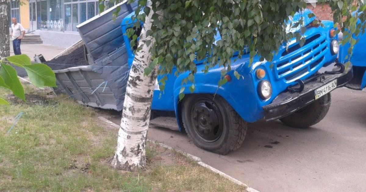 ЗІЛ потрапив у водопровідний колодязь / © 0542.ua