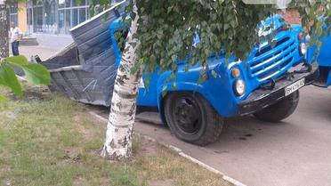 ЗІЛ потрапив у водопровідний колодязь / © 0542.ua