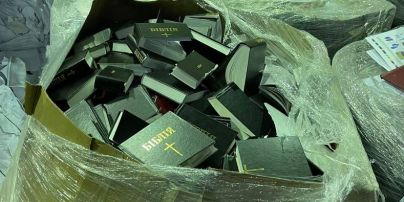 Під Києвом на пункт прийому вторсировини привезли величезний ящик порізаних Біблій