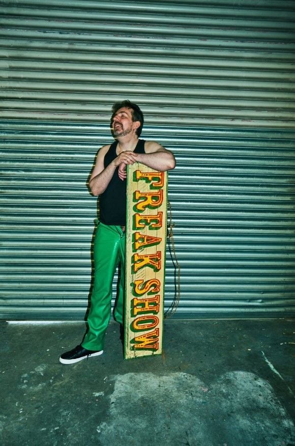 Қыз бала мысығын қалай сүртеді