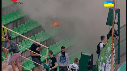 Дымовая завеса на матче Карпаты - Черноморец