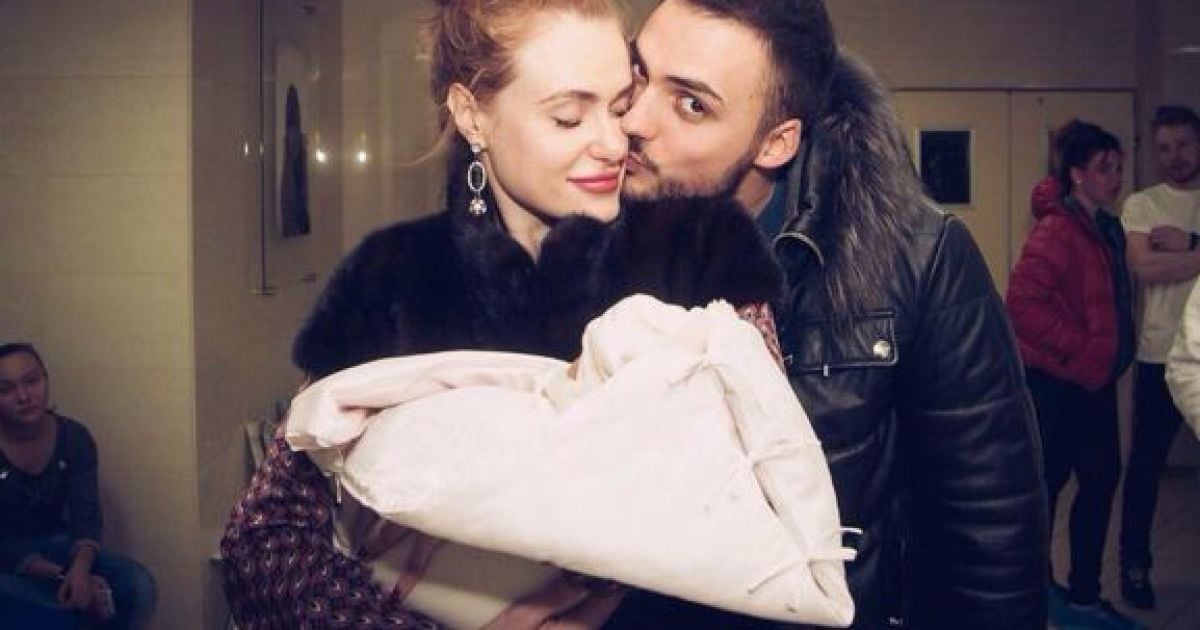 Слава "НЕАНГЕЛ" рассказала, кого выбрала крестными дочери