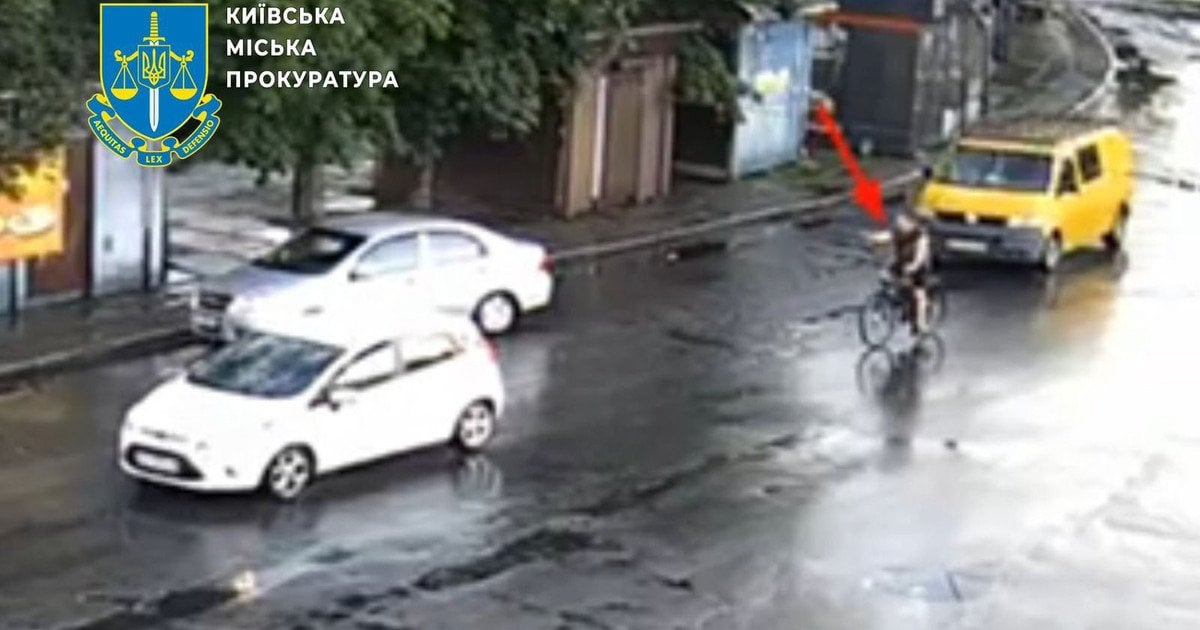 У Києві велосипедист обстріляв авто волонтерки