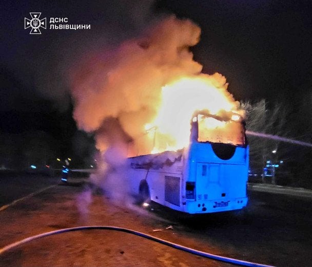 У Львові пролунав вибух, після якого на одній зі стоянок загорівся автобус.  / © ДСНС