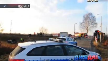 Ужасная авария произошла на железнодорожном переезде в Польше