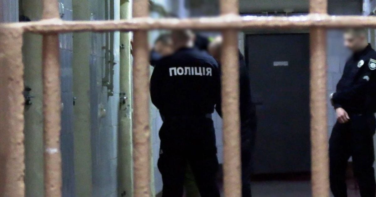 У Тернополі голий чоловік тікав від поліції: що сталось