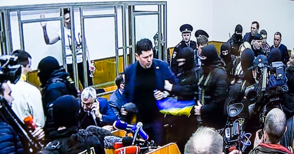 За флаг Украины на приговоре Савченко в суде произошла потасовка