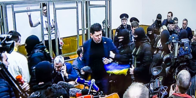 Речника Порошенка вивели з суду у справі Савченко через прапор України