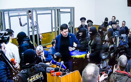 Речника Порошенка вивели з суду у справі Савченко через прапор України