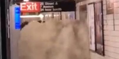 Хлынул настоящий водопад: в Нью-Йорке масштабные наводнения затопили метро