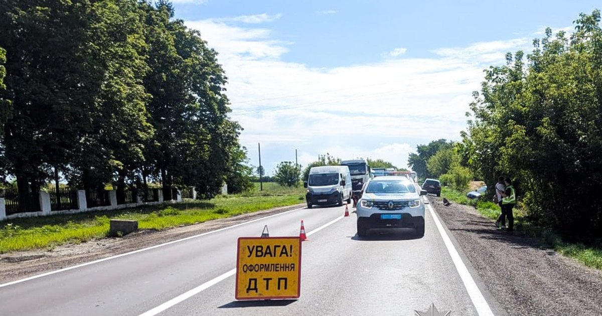 Їхав за кермом мотоцикла у 13 років: у Кропивницькому сталася ДТП за участі підлітків