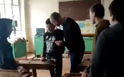 Перешептывались на уроке: в Винницкой области директор школы кричал и ударил по голове ученика