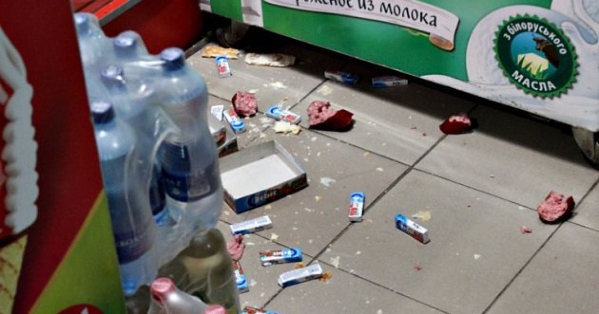 На буковине еноты-беглецы устроили погром в продуктовом магазине