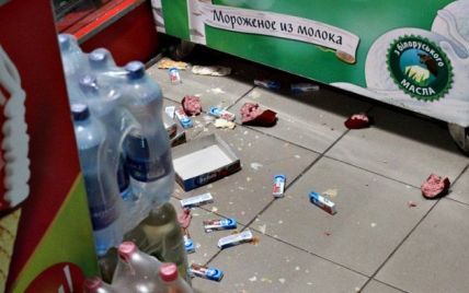 На Буковине еноты-беглецы устроили погром в продуктовом магазине
