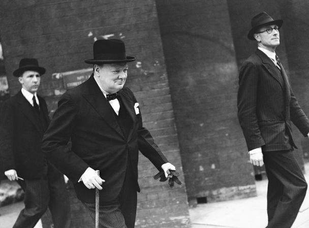 Прем'єр -міністр Великої Британії Вінстон Черчілль 2 серпня 1944 року виїжджає з дому до Палати громад у Лондоні, де він має доповідати щодо ситуації на війні. / © Associated Press
