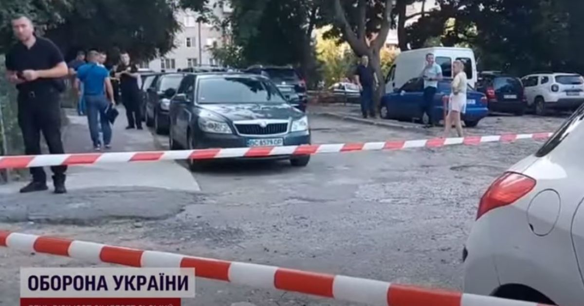 В Ирину Фарион стреляли посреди улицы возле ее дома.