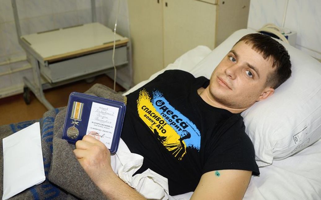 Під час спілкування з пораненими бійцями міністр оборони України висловив слова вдячності кожному військовослужбовцю-учаснику АТО та потиснув руку цим відважним людям. / © mil.gov.ua