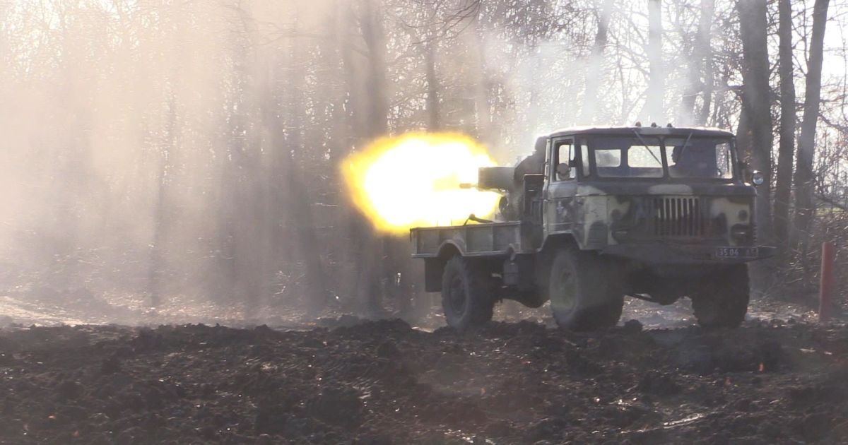 На Донбасі бойовики вели обстріли із "заборонених" мінометів і поранили українського військового