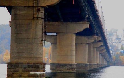 На мосту Патона произошел прорыв трубы во время гидравлических испытаний