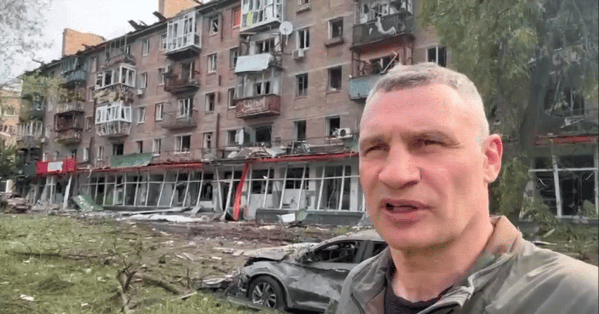 Мер Києва Віталій Кличко на тлі пошкодженої п’ятиповерхівки у Солом’янському районі