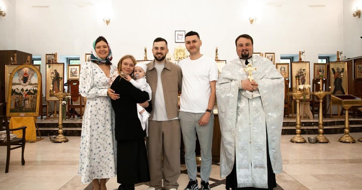 Алина Блажкевич с близкими во время крещения сына