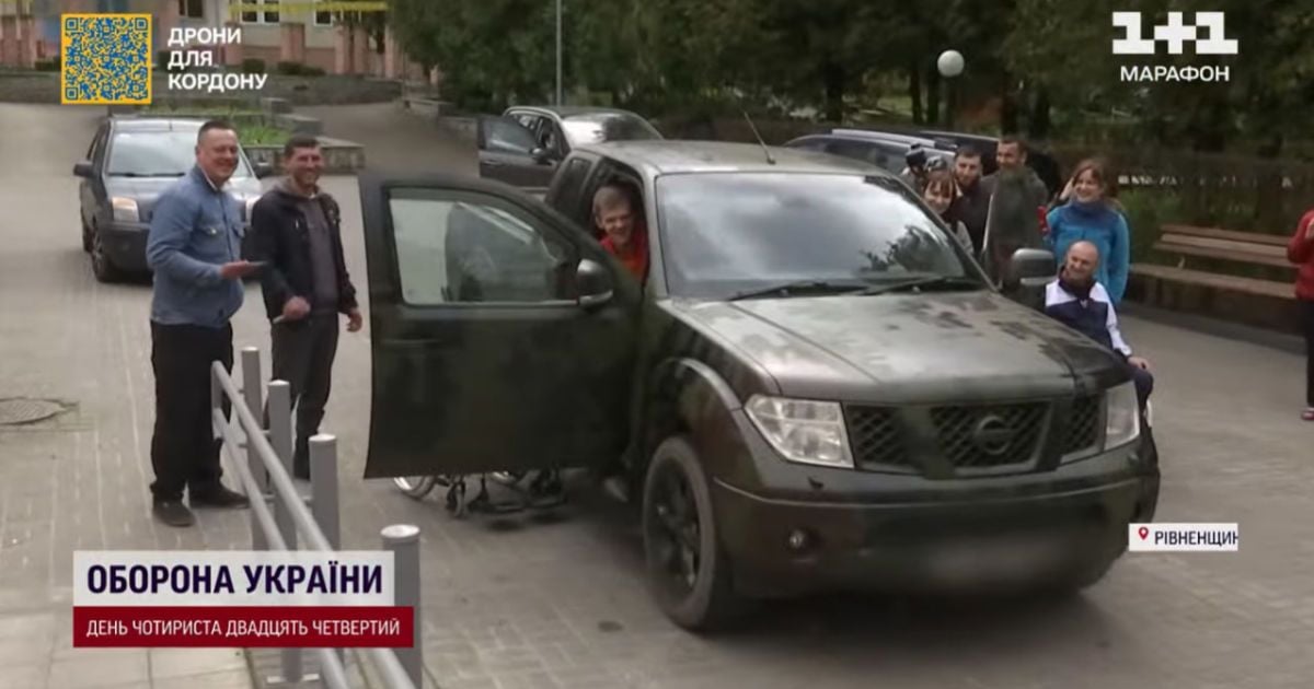 Волонтеры пригнали машину во двор госпиталя, чтобы раненые бойцы увидели, что таков результат их работы.